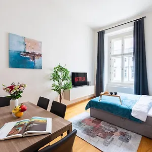 Spacious 3-bedrooms Near Karlin Square Apartament Praga